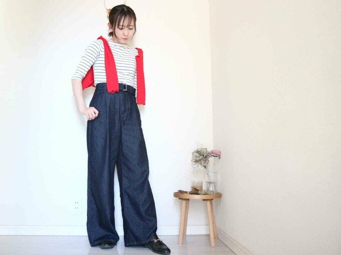 赤のカーデを肩掛け