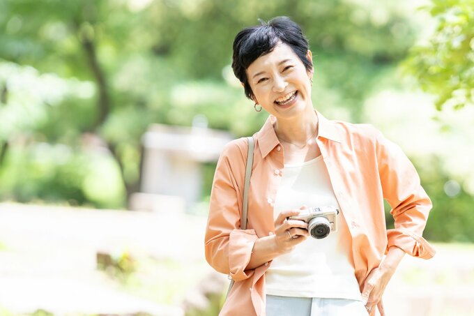 カメラを楽しむミドル女性