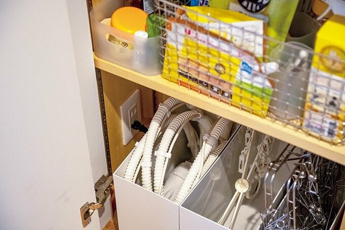 畳んだピンチハンガーがピッタリ収まる奥行きに