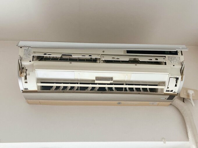 エアコンのカバーを外した図