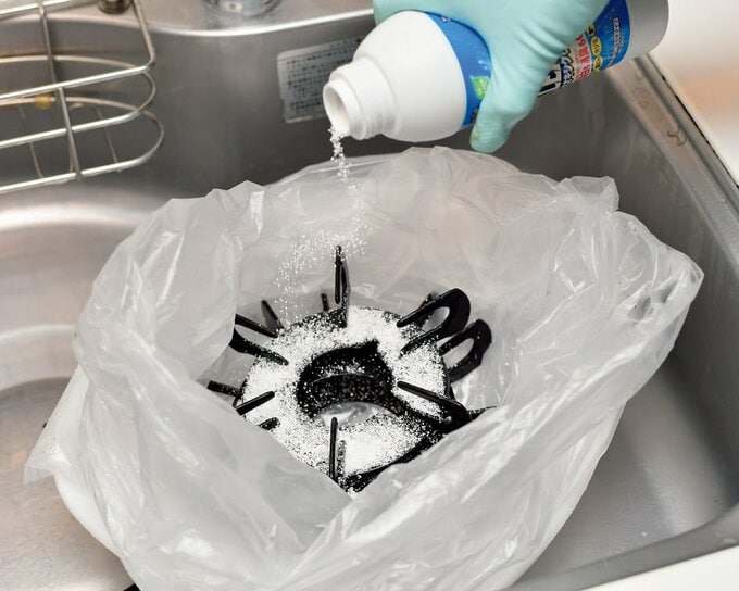 五徳をビニールに入れる