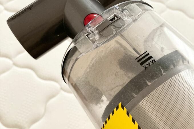 吸引して粉状になったダニの死骸やフン