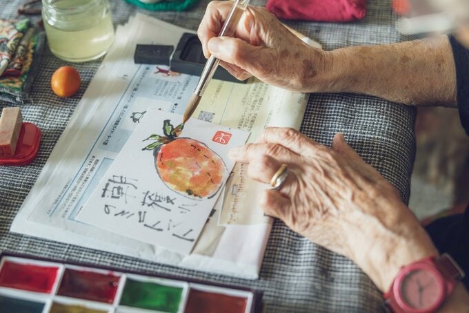 絵葉書を作成している様子