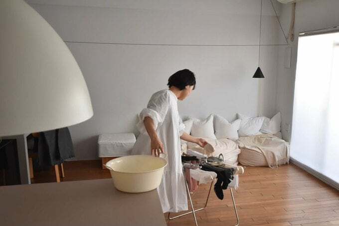 靴下や小物類の洗濯物を干す女性