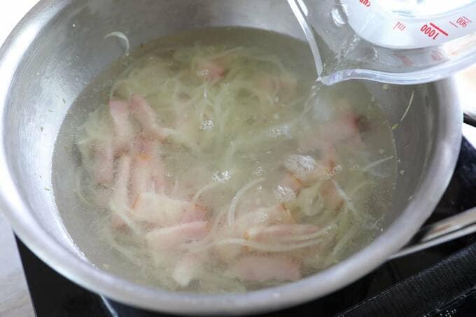 鍋に水を加える