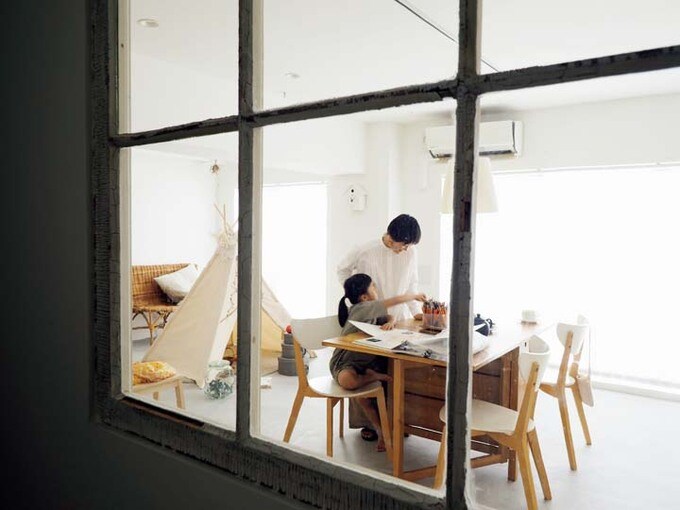 玄関の室内窓越しに見たLDK