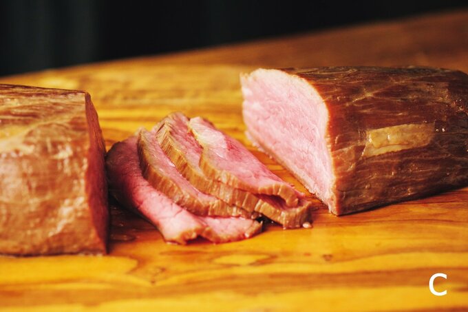まな板の上で切ったローストビーフ