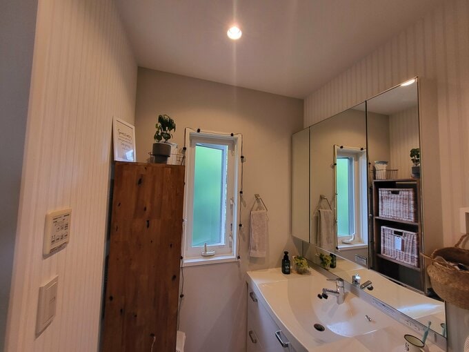 洗面所は機能性重視の「吸放湿壁紙」