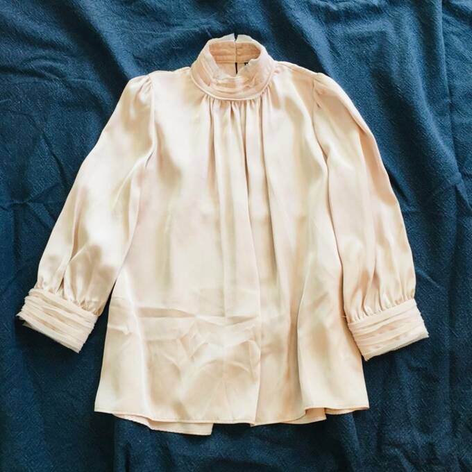 ピンクベージュのスタンドカラーブラウス