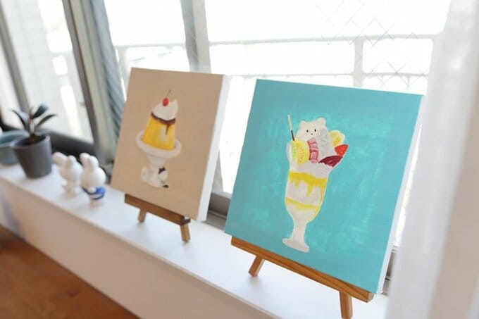 窓際に飾られた妻のアート作品