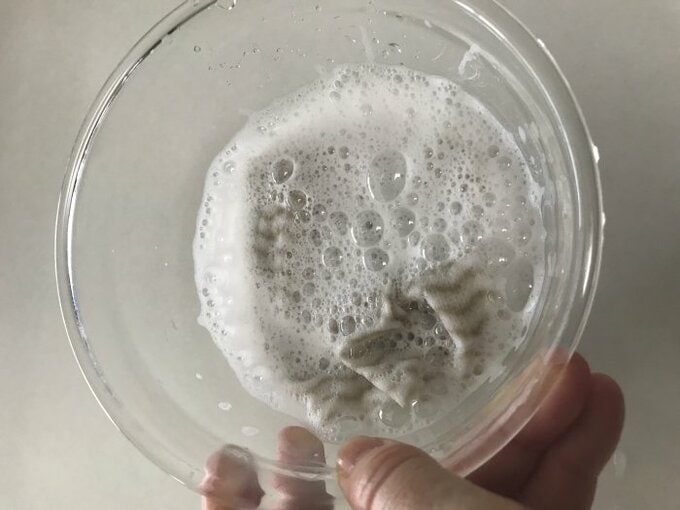 40度前後のぬるま湯に食器洗い用の中性洗剤を数滴たらして泡立てた様子