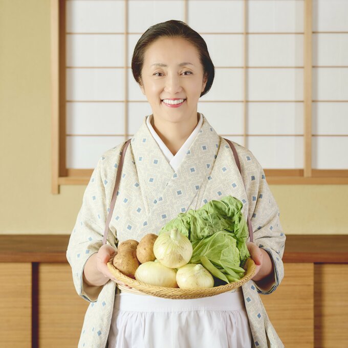 春野菜を手にする料理研究家の大原千鶴さん