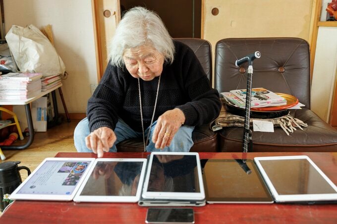 iPadを触る溝井さん