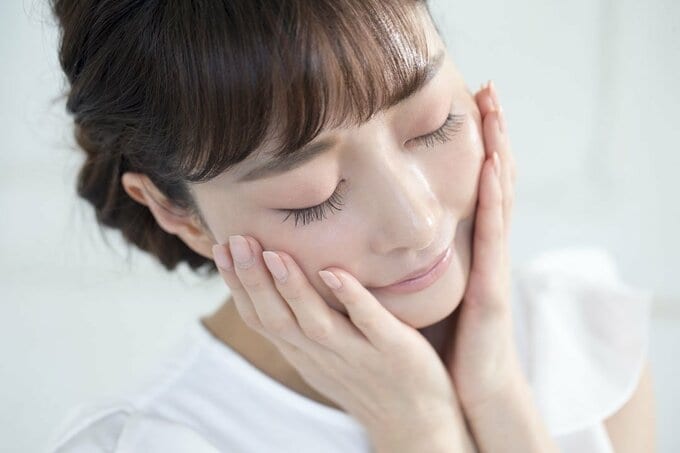 両頬を手のひらで包む