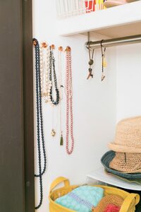 ネックレスは壁面につるして