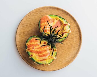 アボカドカップのタラコマヨ焼き。すぐつくれて低糖質な副菜4品