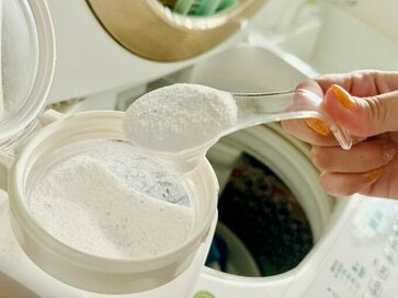 衣類の黄ばみ・汗ジミを落とす「正しい洗濯」4つ。汚れた枕カバー・敷きパッド・スニーカー・Tシャツが白くなる