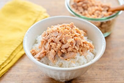 レンジで簡単！「鮭フレーク」のつくり方。できたてが最高においしい、パサつきなしの安心常備菜