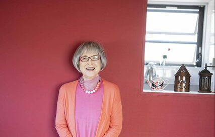 86歳の角野栄子さんのカラフルおしゃれ。喪服もアレンジしておでかけ着に