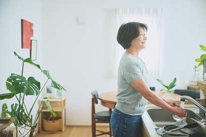 60代ひとり暮らし、「当たり前」を見直して気づいたこと。料理の味つけもお風呂のお湯も“少なめ”で十分だった