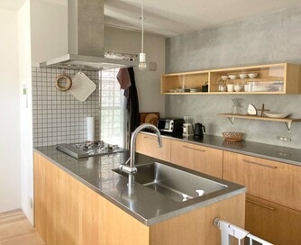 インテリアのプロの自邸：LDKになじむ優しいキッチンは、掃除がラクで収納もたっぷり