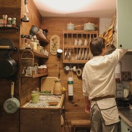 団地の狭いキッチンを使いやすく。壁にかける、つるすで居心地いい空間に
