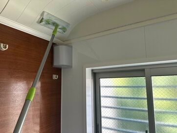 「体力を使わない」カビ対策。まさかの「浴室天井にフローリングワイパー」。夏にかかせない“先回り”掃除術