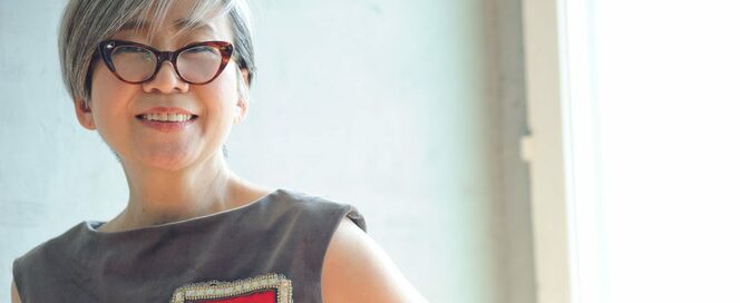 女優・神津はづきさんの服とのつき合い方。ユニクロも刺しゅうで大変身