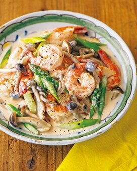 ニンニクが効いた「エビとアスパラのクリーム煮」。ヨーグルトで糖質カット