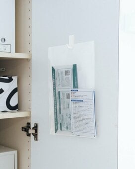 100円のクリアファイルでテーブルのごちゃごちゃを予防。簡単＆涼しげインテリア術