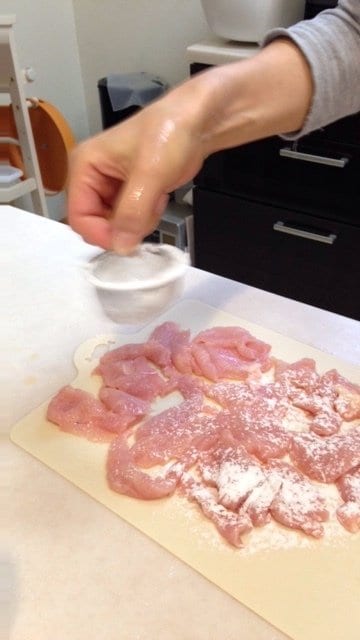 肉に小麦粉をまぶす様子