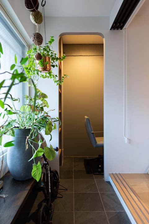 玄関から続く細い土間スペース