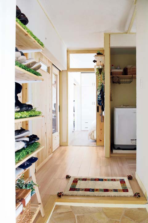 手づくりのシューズラックがある玄関