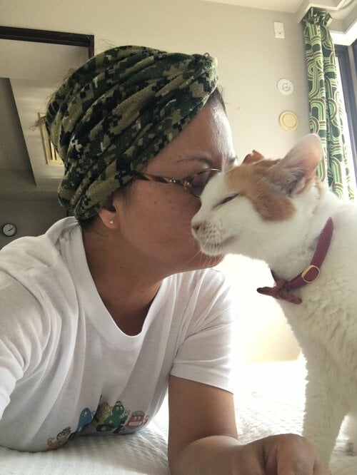 猫沢エミさんと愛猫のイオ（『イオビエ イオがくれた幸せへの切符』より）