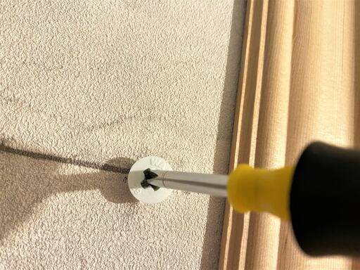 アンカーをプラスのドライバーで取り付ける