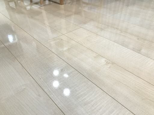 フロアコーティングでツヤが出た床の様子