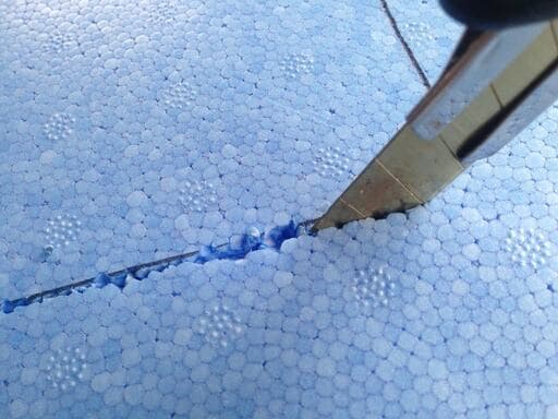 縁取った線に沿ってカッターで切り抜き