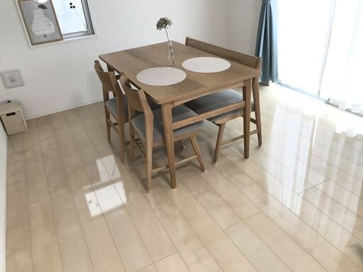 フロアコーティングを行ったリビングの床