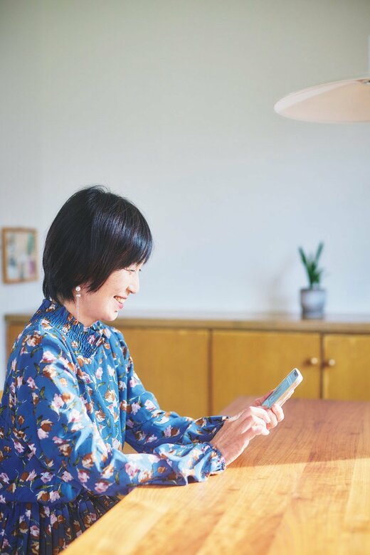 スマホを操作する人