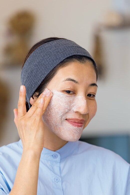 パックを顔に塗っている女性