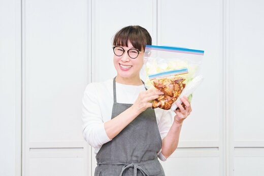 自家製キットを手に持つ笑顔の女性