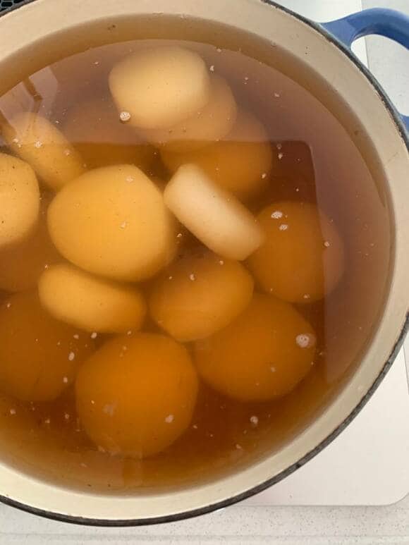 沸騰させないくらいでゆっくり煮る様子