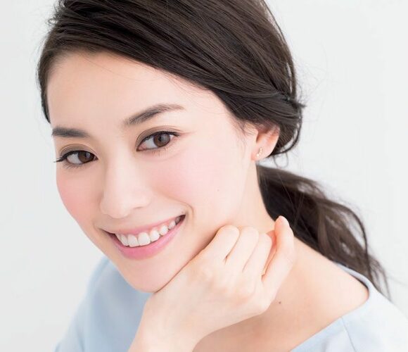 クールトーンのベージュのアイシャドウ