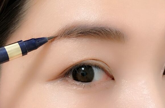 筆をスッスッと小刻みに動かして、リアル眉毛に描きたしていきます。