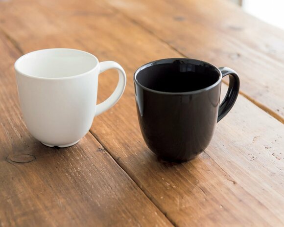 ころんとした形の ツヤ感のある マグカップ