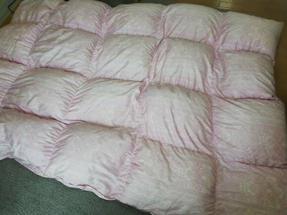 羽根を両手でほぐしながら広げるとふんわりする