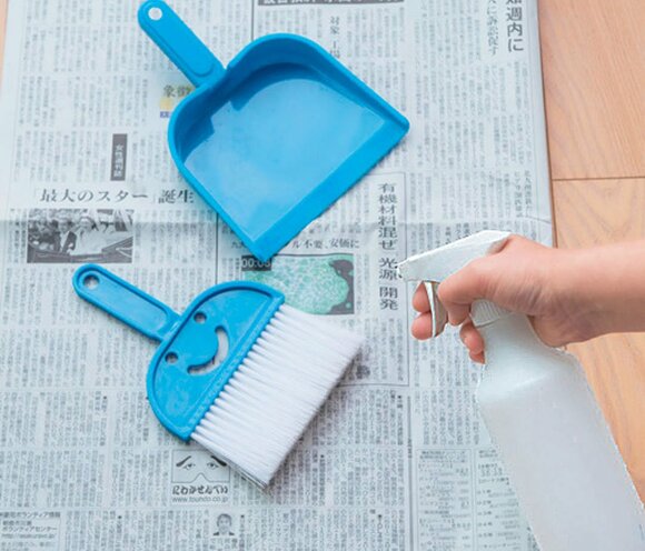 ホウキとちりとりにスプレー