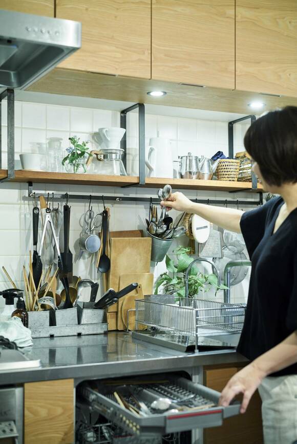 調理器具を取り出す様子