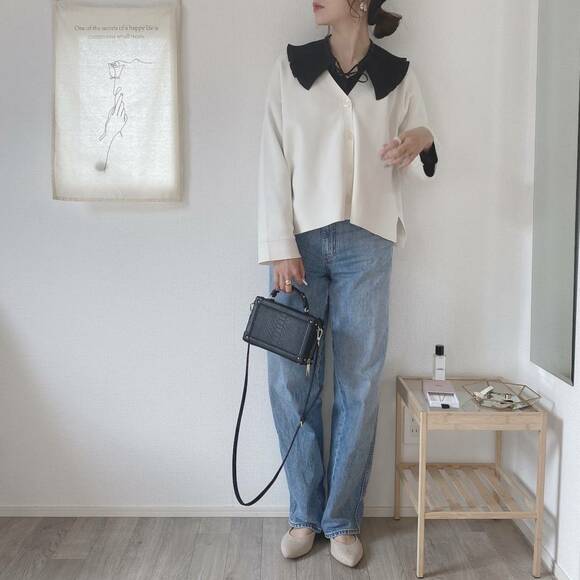 薄いブルーのデニムに合わせたコーデ