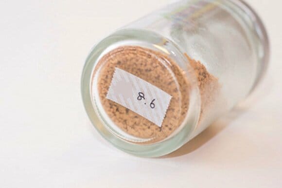 容器の裏に賞味期限を書いたシールを